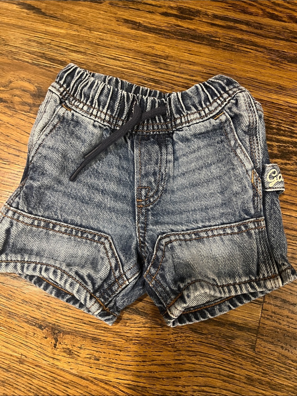 GAP Bundle - Boys 6-12 Month GAP Navy Logo Tee with GAP Denim and Khaki Shorts - Picture 4 of 9